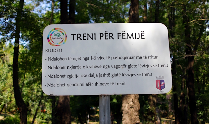 Schild bei einem Spielplatz im Parku i madh i Tiranës