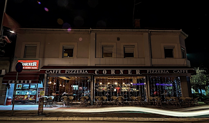 Cafe Pizzeria Corner, Valjevo, Serbien, Außenansicht