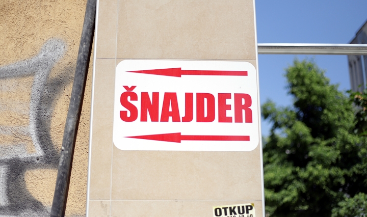Ein Bild mit dem Wort Schneider, in serbischer Schreibweise