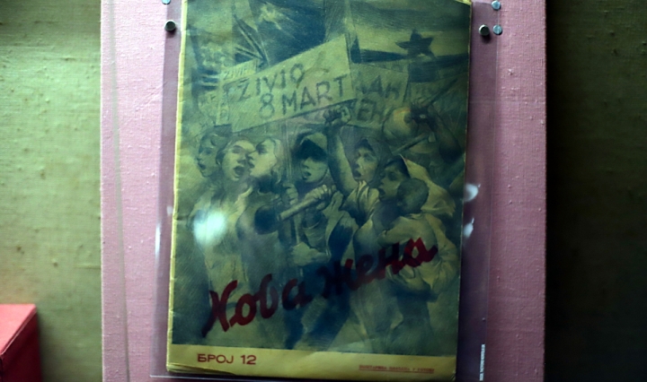 Historische Ausgabe der Zeitschrift Nova žena der Antifašistički front žena (AFŽ) zum 8. März, ausgestellt im Historischen Museum Bosniens und der Hercegovina